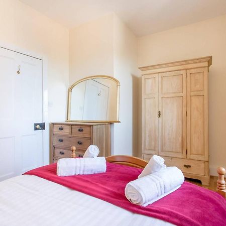 Altido Retro Castle Retreat 2Bed Apartment เอดินบะระ ภายนอก รูปภาพ
