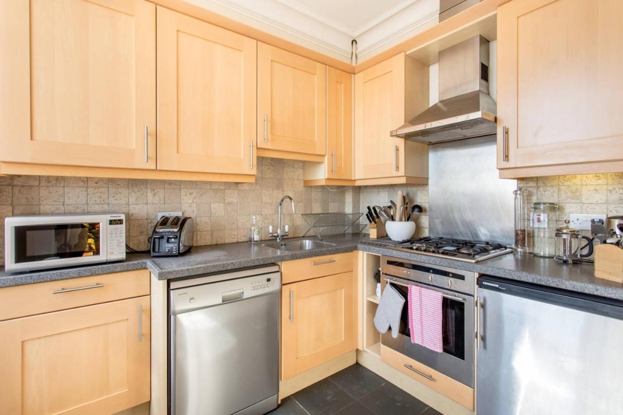 Altido Retro Castle Retreat 2Bed Apartment เอดินบะระ ภายนอก รูปภาพ