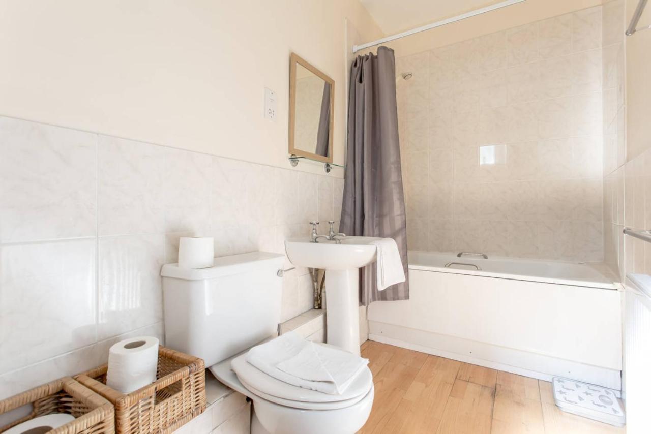 Altido Retro Castle Retreat 2Bed Apartment เอดินบะระ ภายนอก รูปภาพ